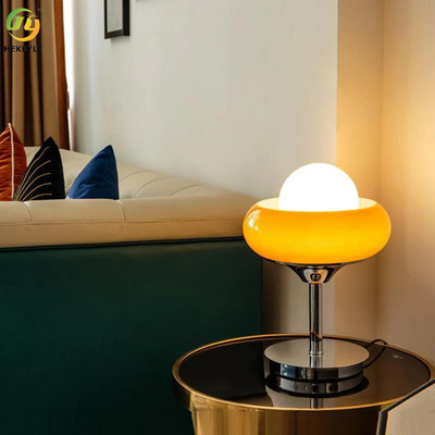 A galdéria de vidro do ovo do Bauhaus do candeeiro de mesa da cabeceira do metal amarelo do diodo emissor de luz dá forma a 40W