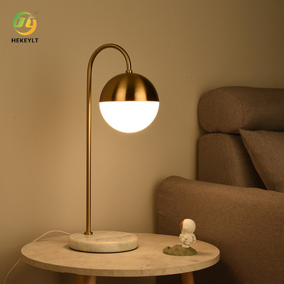 Candeeiro de mesa dourado nórdico da cabeceira do diodo emissor de luz da arte da bola 25 watts para o quarto da decoração