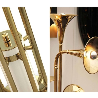 O chifre retro da sala de visitas do instrumento da lâmpada de assoalho do ouro dá forma a lâmpadas conduzidas