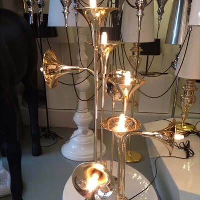 As lâmpadas de assoalho de 22 x de 144cm proveem o chifre que a forma conduziu a sala de visitas das lâmpadas