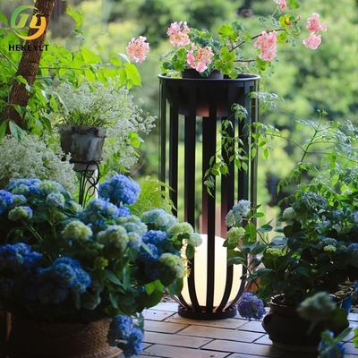 Flor solar do balcão da luz do jardim do terraço exterior da casa de campo da luz da paisagem em pasta do jardim do gramado