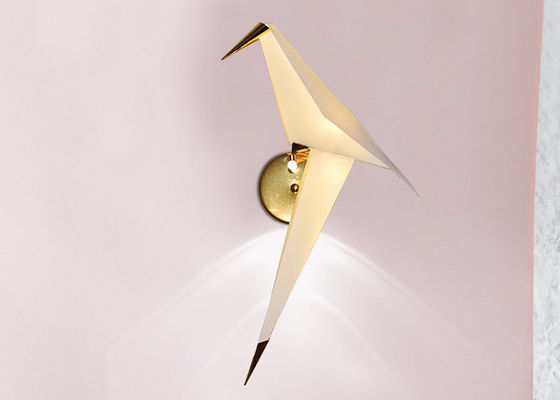 O pássaro dourado dá forma a luzes internas modernas da parede do material do ferro do PVC de 280*270*670mm